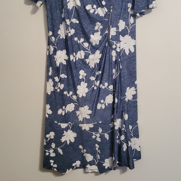 Floral print flowy dress - Picture 2 of 3